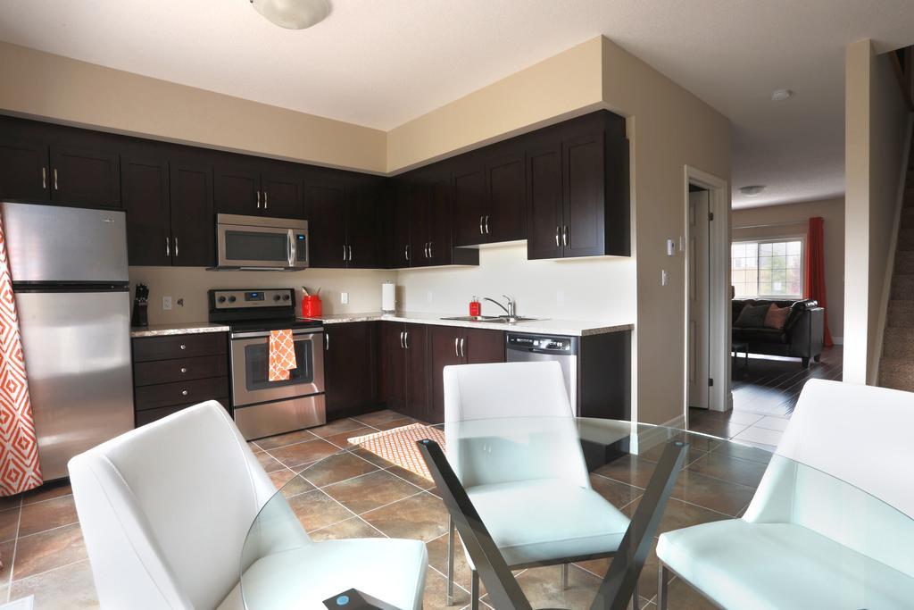 Boardwalk Homes - Executive Guest Rooms & Townhomes Kitchener Habitación foto