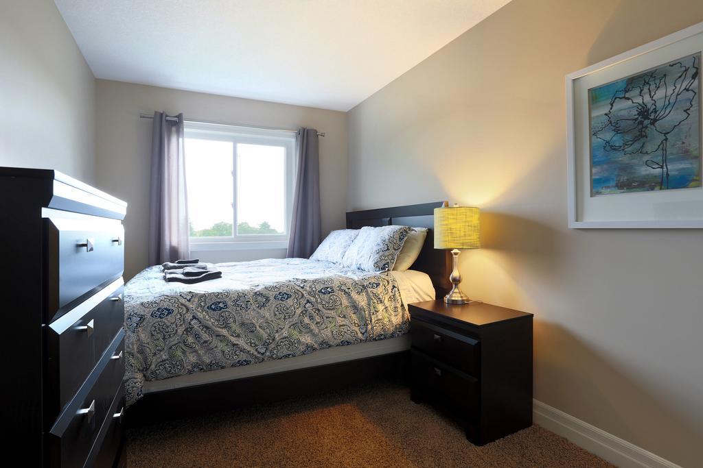 Boardwalk Homes - Executive Guest Rooms & Townhomes Kitchener Habitación foto